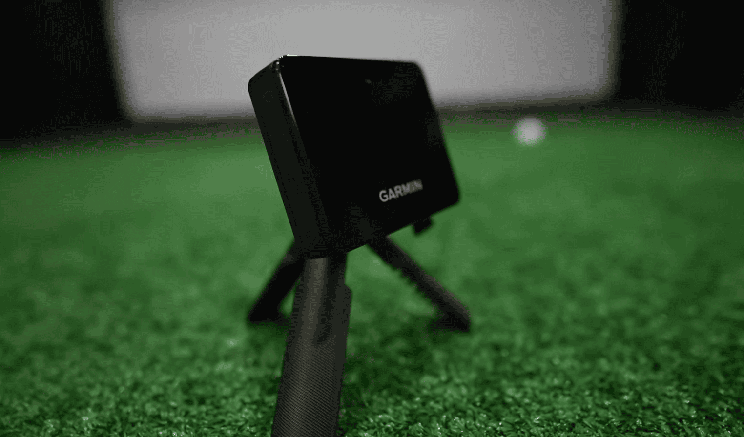 garmin golf lauch monitor on grass, the ball behind