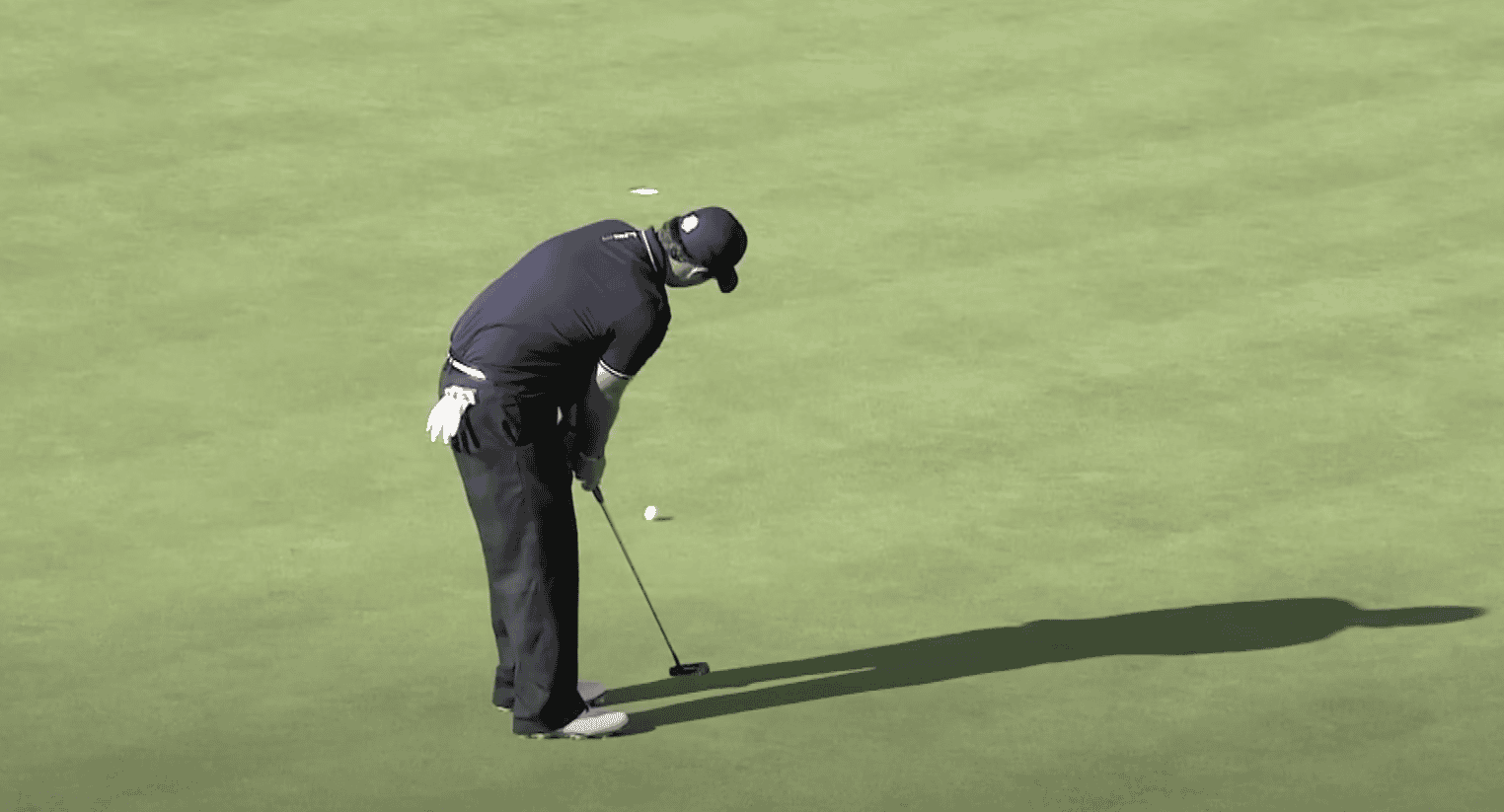 Patrick Reed playing golf.